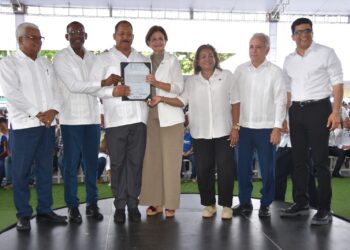 Gobierno entrega 2,759 títulos de propiedad a familias de proyecto El Tamarindo