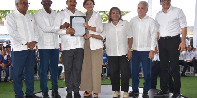 Gobierno entrega 2,759 títulos de propiedad a familias de proyecto El Tamarindo