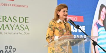 Jefas de Hogar de La Romana reciben el Bono Mujer