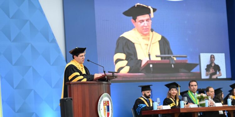PUCMM gradúa 849 profesionales y llama lograr reforma garante de bienestar para los dominicanos