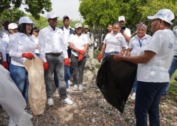 UTECT y Medio Ambiente realizan jornada de limpieza en playa La Caobita de Azua 