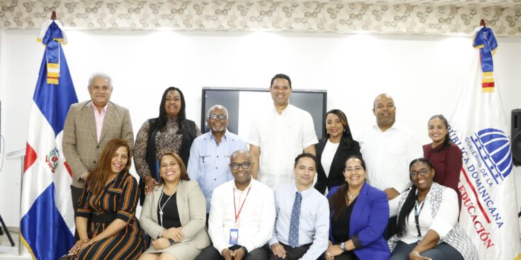 Consejo de la Regional 15 realiza aprestos para cierre del año escolar y apertura del nuevo ciclo