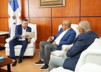 Director de Proindustria se reúne con los presidentes del Senado y Cámara de Diputados