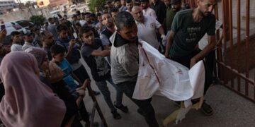 Israel intensifica su ofensiva en el centro y sur de Gaza tras más de 250 días de guerra