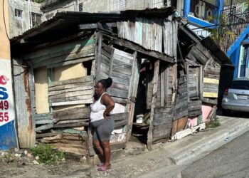 Eddy Montás reconstruye casa en mal estado a mujer en San Cristóbal 