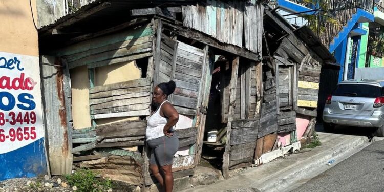 Eddy Montás reconstruye casa en mal estado a mujer en San Cristóbal 