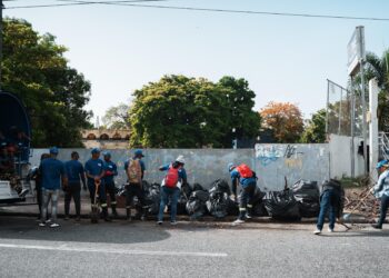 Alcaldía del DN realiza operativo de concientización y limpieza en avenida Independencia