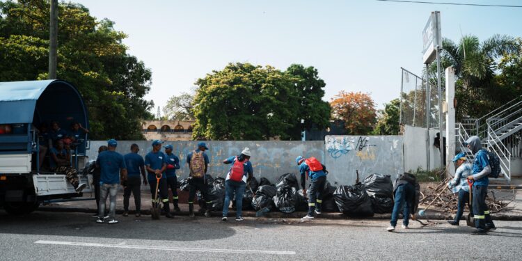 Alcaldía del DN realiza operativo de concientización y limpieza en avenida Independencia