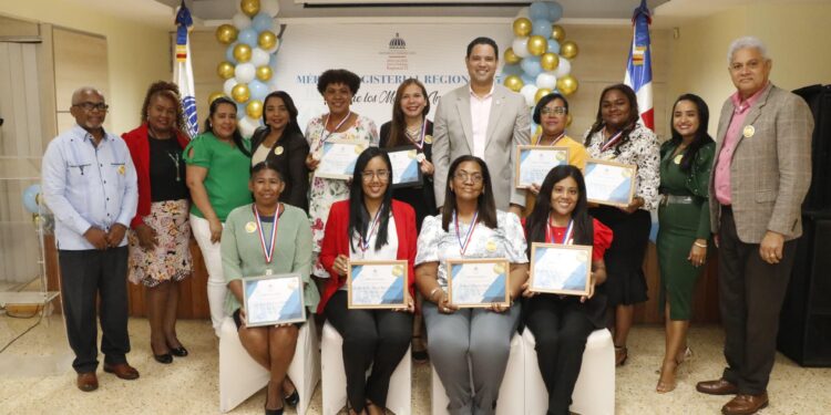 Regional 15 reconoce la excelencia con el Premio al Mérito Magisterial 2024