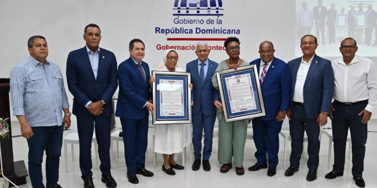 Senado reconoce a Xiomara Fortuna por 40 años en la musica y al Centro Educativo San José