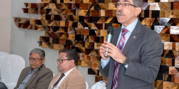 Dr. Jorge Asjana destaca que las universidades deben crear las condiciones para insertar a los graduandos en el mercado laboral