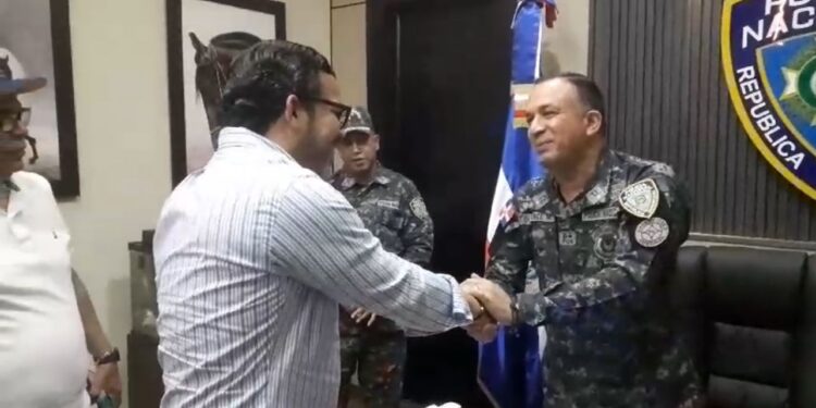 Presidente del CARD visitó al director regional de la PN en La Vega