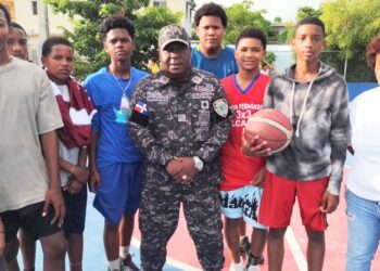 Policía Nacional fortalece vínculos con jóvenes deportistas en Barahona