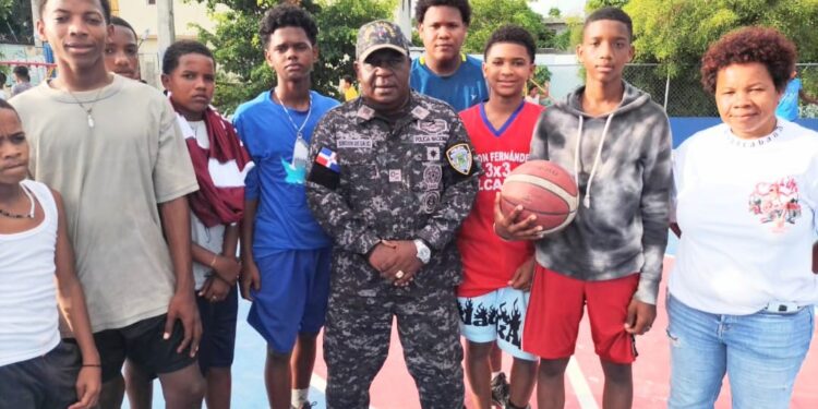 Policía Nacional fortalece vínculos con jóvenes deportistas en Barahona
