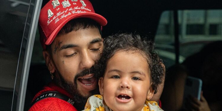 Anuel AA comparte fotos junto a sus hijos en redes sociales