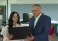 Presidente de Telemicro recibe y premia estudiante de Los Mina