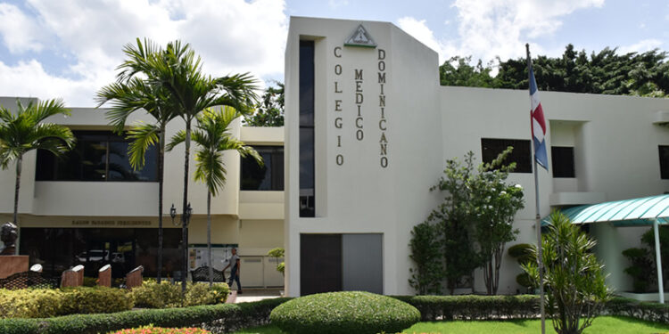 Colegio Médico pide a población no alarmarse por aumento de casos de Covid-19
