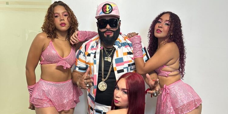 El Hijo de Juana promueve “Hace Calor”, el merengue que promete prender el verano 2024