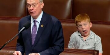 Muecas de hijo de congresista opaca críticas sobre condena de Trump