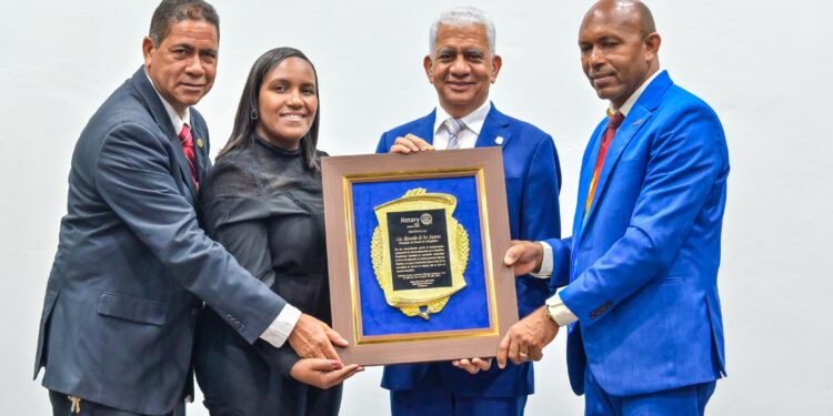 Presidente del Senado, Ricardo de los Santos recibe reconocimiento del Club Rotario de Cotuí