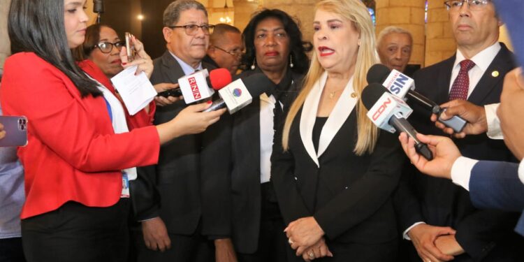 El Colegio de Notarios solicita a Luis Abinader pensiones para miembros envejecientes