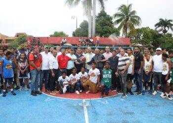 Más de 240 jóvenes de 20 clubes de Baloncesto se disputan la copa U15 en La Vega