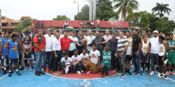 Más de 240 jóvenes de 20 clubes de Baloncesto se disputan la copa U15 en La Vega