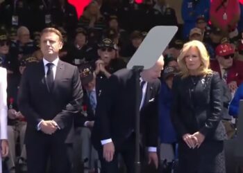 ¡Biden lo vuelve hacer! esta vez intenta sentarse en una silla inexistente