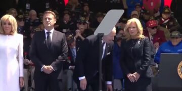 ¡Biden lo vuelve hacer! esta vez intenta sentarse en una silla inexistente