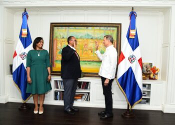 Roberto Álvarez juramenta al nuevo director general de Pasaportes