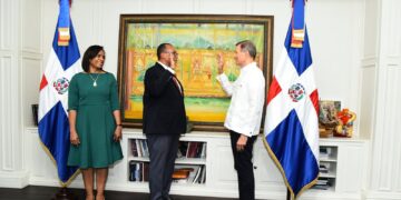 Roberto Álvarez juramenta al nuevo director general de Pasaportes