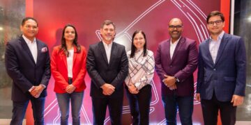 Santo Domingo Motors presenta tercera temporada del podcast "La Camioneta Roja"