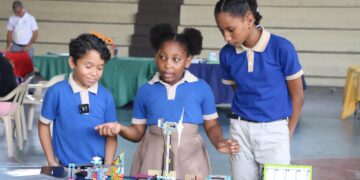 Propuestas escolares increíbles en Feria Robótica de la Regional 15