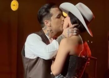 Ángela Aguilar y Christian Nodal se dan su primer beso público