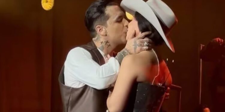 Ángela Aguilar y Christian Nodal se dan su primer beso público