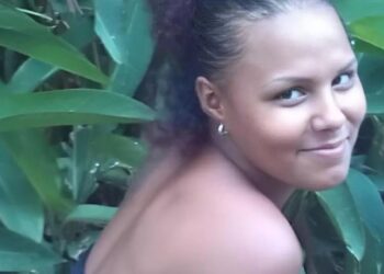 Encuentra a mujer en una cañada con herida de bala y arma blanca