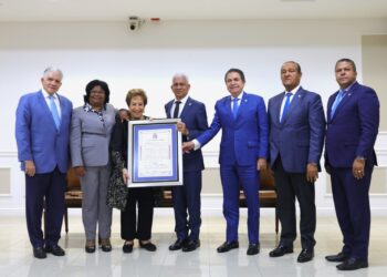 Senado reconoce trayectoria de la educadora Jacqueline Malagón