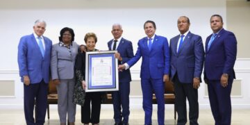 Senado reconoce trayectoria de la educadora Jacqueline Malagón