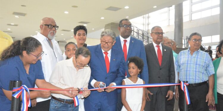 UASD recibe biblioteca personal del ex rector Roberto Reyna