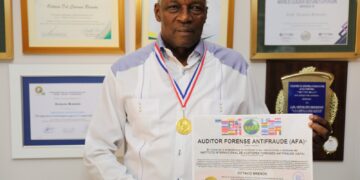 Vicepresidente de la Cooperativa de Maestros se convierte en miembro honorario del Instituto Internacional de Auditores Forenses