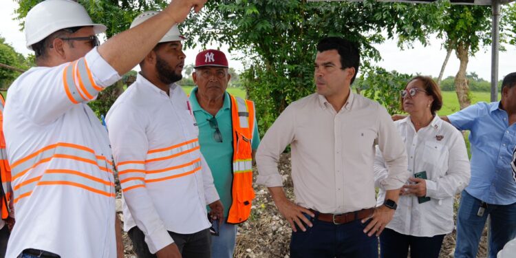 Wellington Arnaud se reúne con contratistas para pasar balance a construcción alcantarillado sanitario Licey al Medio, provincia Santiago