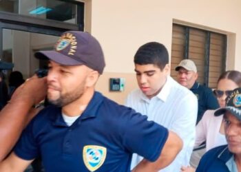 Madre de joven que amenazó colegio pide clemencia para su hijo