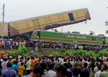 Al menos 15 personas perdieron la vida en un choque de trenes en India