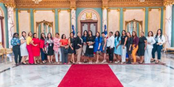 Comunidad Mujeres Que Emprenden (Mujempred) visitan el  Palacio Presidencial