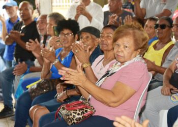 Gobierno inicia proceso de titulación en Las Caobas, SDO