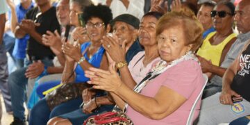 Gobierno inicia proceso de titulación en Las Caobas, SDO