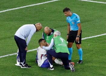 Mbappé se fractura la nariz, regresa a la concentración y jugará con máscara