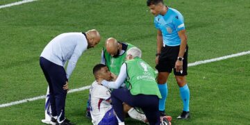 Mbappé se fractura la nariz, regresa a la concentración y jugará con máscara