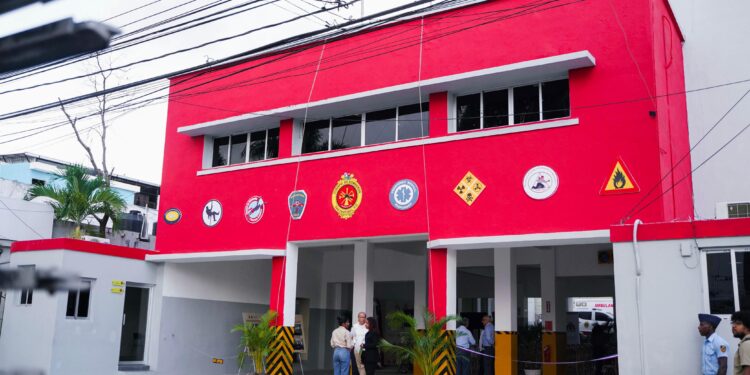 Entregan remozada y ampliada estación de bomberos en San Cristóbal