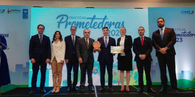 Popular recibe premio de “Prácticas prometedoras” por su iniciativa “Finanzas con Propósito”